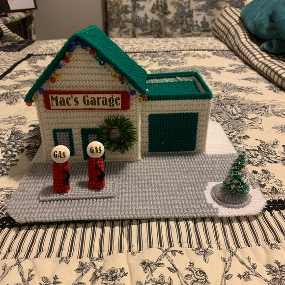 Christmas Village Garage with Music Box - Picture 1 of 11